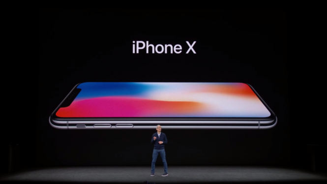 画像：iPhone Xを発表するティム・クックCEO