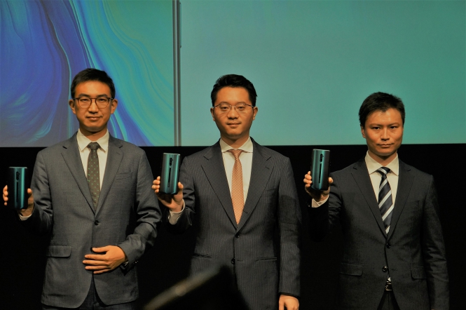 左から、OPPOグローバルマーケティングディレクターのデレク・ソン氏、オッポジャパン代表取締役のトウ・ウシン氏。オッポジャパン プロダクトマネージャーの中川 裕也氏。